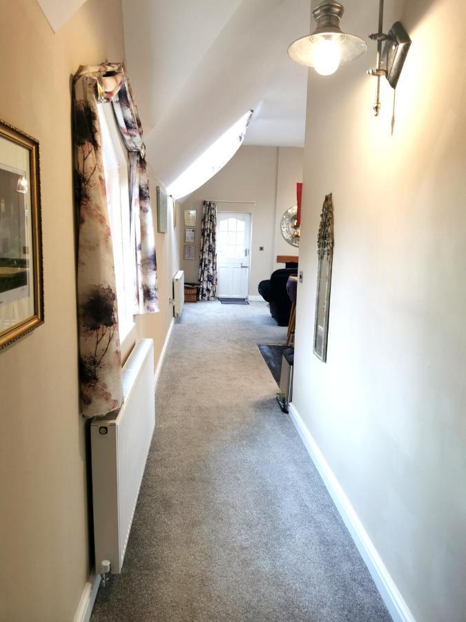 The Coach House Apartment At Cefn Tilla Court, Usk Exterior photo